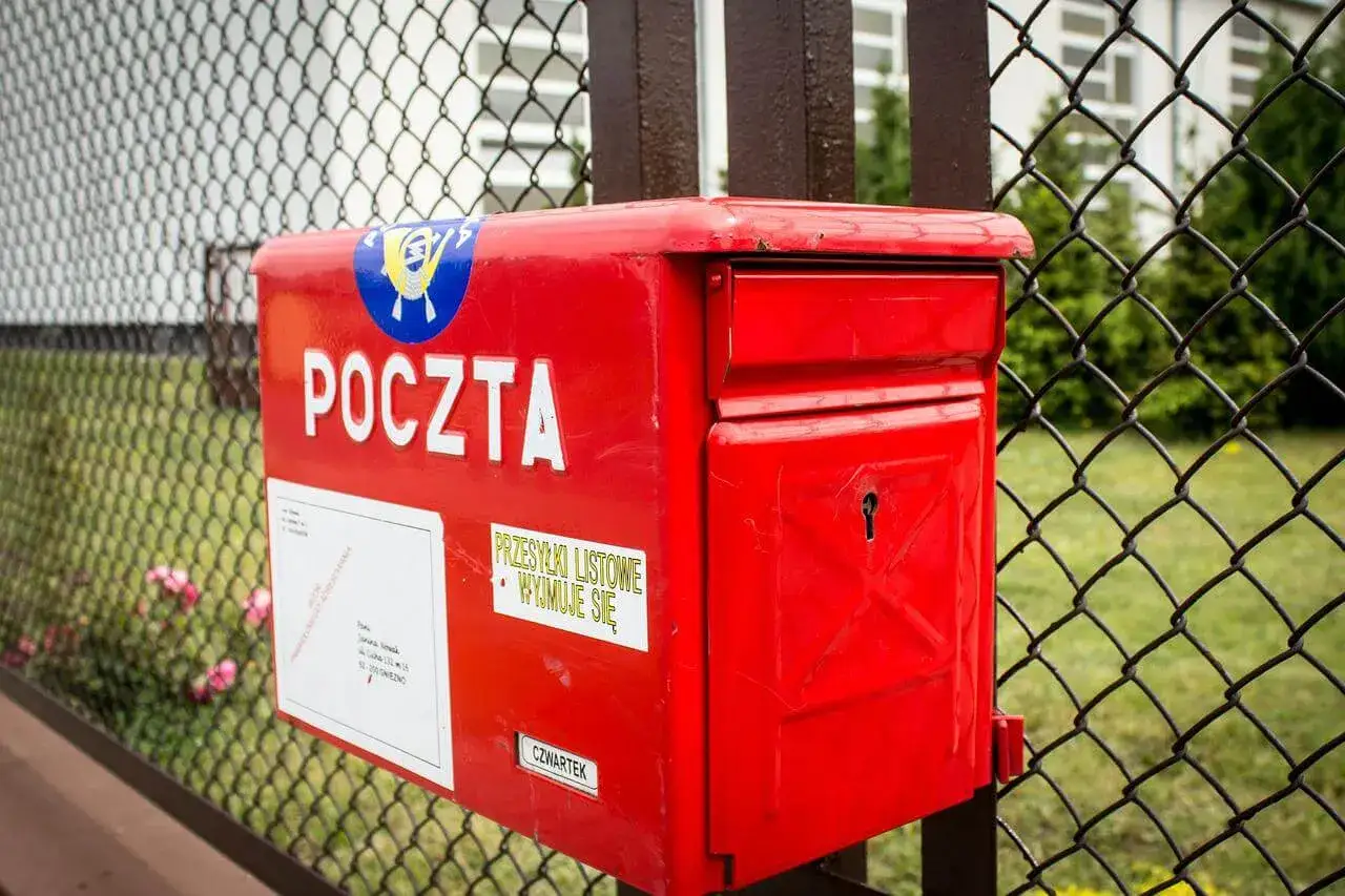 Czerwona skrzynka pocztowa z napisem