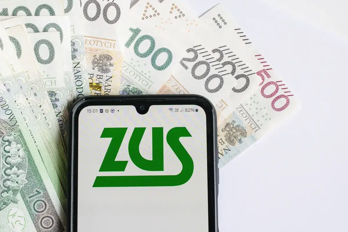Telefon z logo ZUS na tle polskich banknotów. Czy to zapowiedź 13 pensji w 2026 roku?