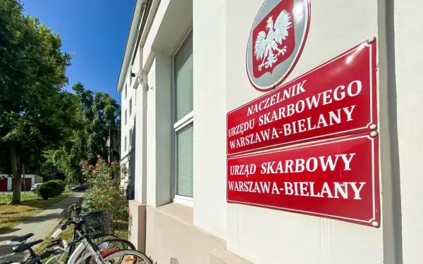 Postanowienie o nabyciu spadku i urząd skarbowy. Znak urzędu skarbowego na budynku.