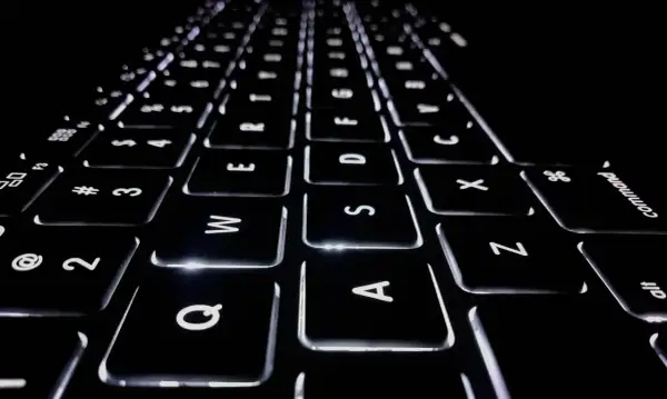 Klawiatura laptopa z podświetlanymi klawiszami. Litery Q, W, E, R, T, Y, U, I, O, P, A, S, D, F, G, H, J, K, L, Z, X, C, V, B, N, M. Co to jest netto?