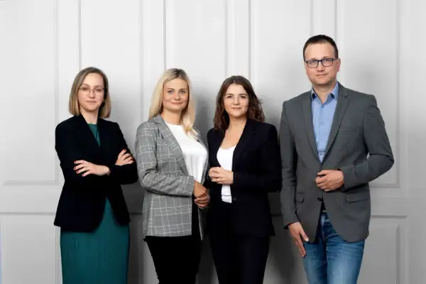Zespół prawników, w tym adwokat specjalizacja prawo karne, pozuje do zdjęcia.