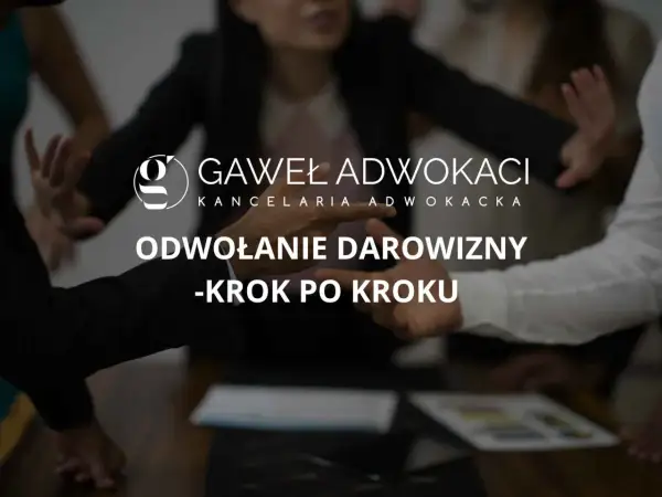 Ręce gestykulujące przy stole, logo kancelarii i tekst "Odwołanie darowizny - krok po kroku". Przykłady rażącej niewdzięczności.