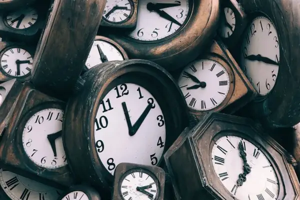 Mnóstwo zegarów, jakby czas się zatrzymał. Zastanawiasz się, ile trwa sprawa spadkowa? Czasem dłużej niż się wydaje.