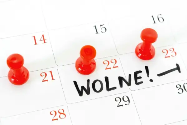 Kalendarz z zaznaczonym dniem wolnym za święto w sobotę. Czerwone pinezki oznaczają dni wolne.