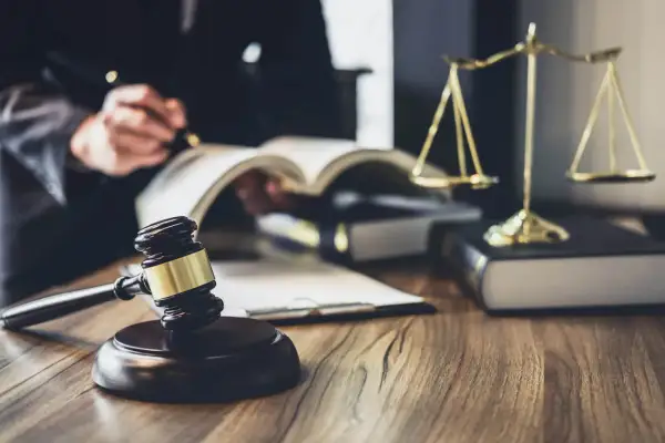 Młotek sędziowski i waga sprawiedliwości na biurku prawnika. To art 1039 kc.